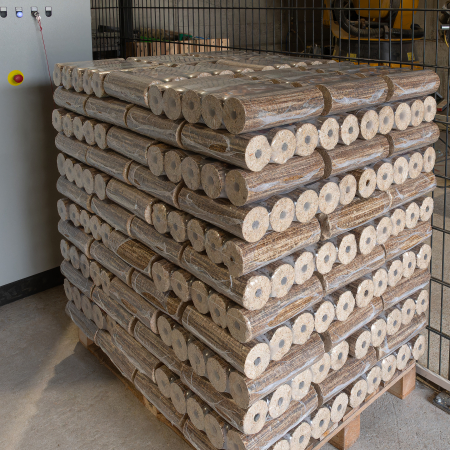 Premium Holzbriketts mit Zugloch 960 kg